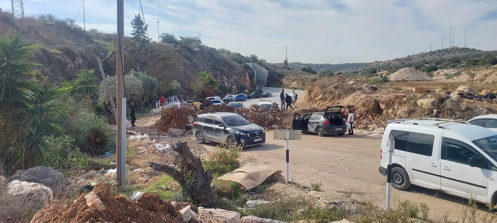 الاحتلال يواصل إغلاق بلدة الزاوية بالسواتر التربية لليوم السادس على التوالي